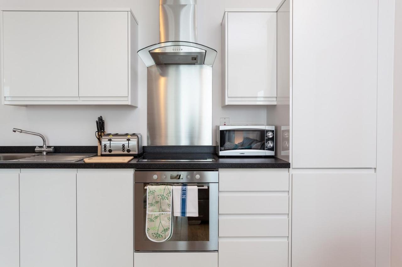 Self-Contained Town Centre One Bedroom Apartments By Helmswood Serviced Apartments Redhill  Eksteriør billede