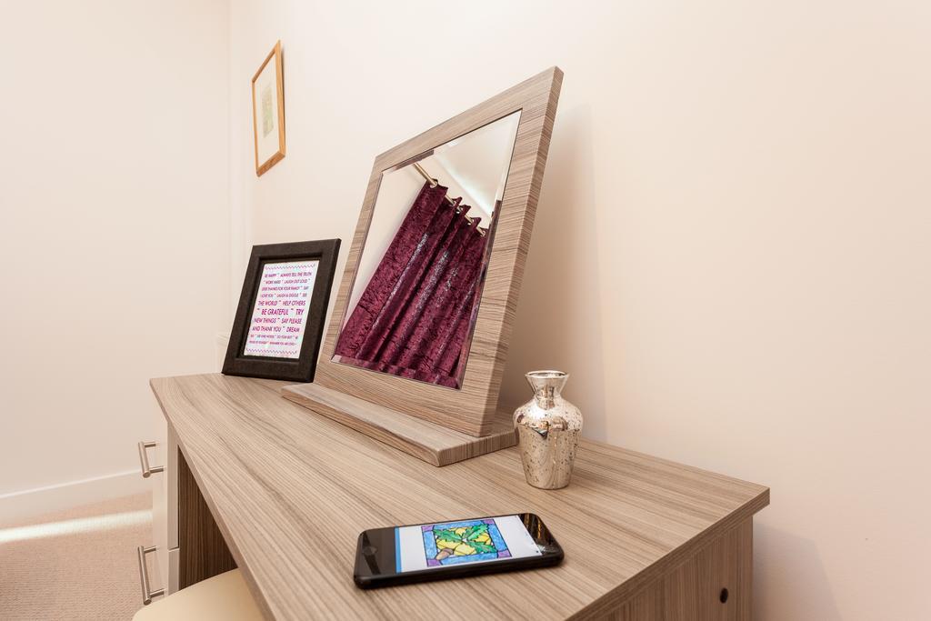 Self-Contained Town Centre One Bedroom Apartments By Helmswood Serviced Apartments Redhill  Eksteriør billede