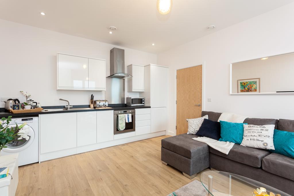 Self-Contained Town Centre One Bedroom Apartments By Helmswood Serviced Apartments Redhill  Eksteriør billede