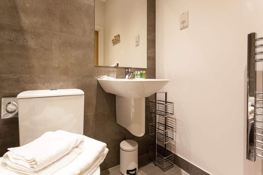 Self-Contained Town Centre One Bedroom Apartments By Helmswood Serviced Apartments Redhill  Eksteriør billede