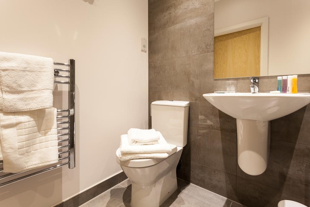 Self-Contained Town Centre One Bedroom Apartments By Helmswood Serviced Apartments Redhill  Eksteriør billede