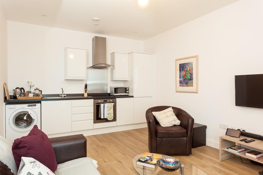 Self-Contained Town Centre One Bedroom Apartments By Helmswood Serviced Apartments Redhill  Eksteriør billede