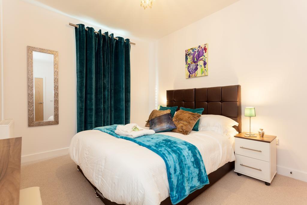Self-Contained Town Centre One Bedroom Apartments By Helmswood Serviced Apartments Redhill  Eksteriør billede