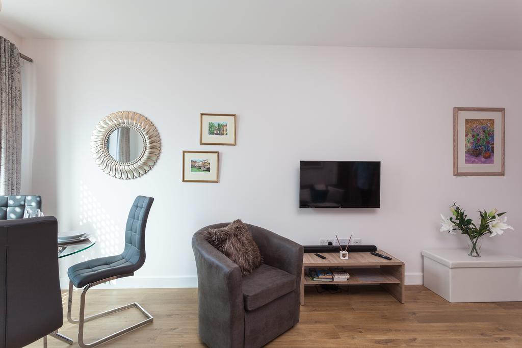 Self-Contained Town Centre One Bedroom Apartments By Helmswood Serviced Apartments Redhill  Eksteriør billede