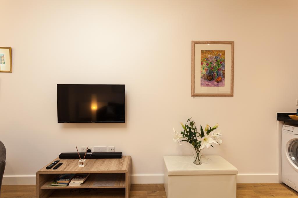 Self-Contained Town Centre One Bedroom Apartments By Helmswood Serviced Apartments Redhill  Eksteriør billede