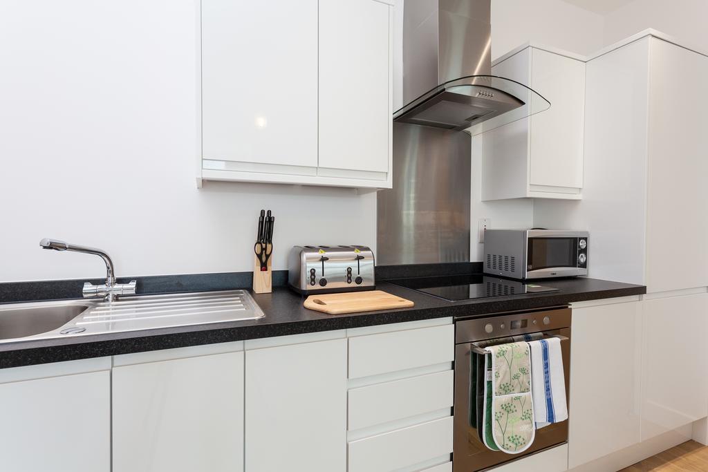 Self-Contained Town Centre One Bedroom Apartments By Helmswood Serviced Apartments Redhill  Eksteriør billede