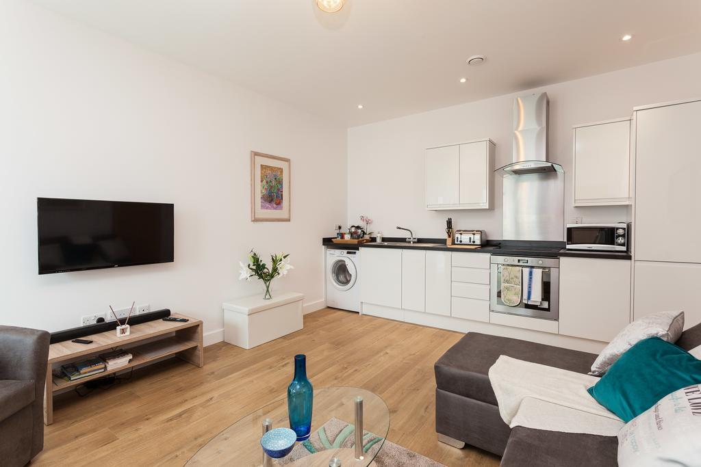 Self-Contained Town Centre One Bedroom Apartments By Helmswood Serviced Apartments Redhill  Eksteriør billede