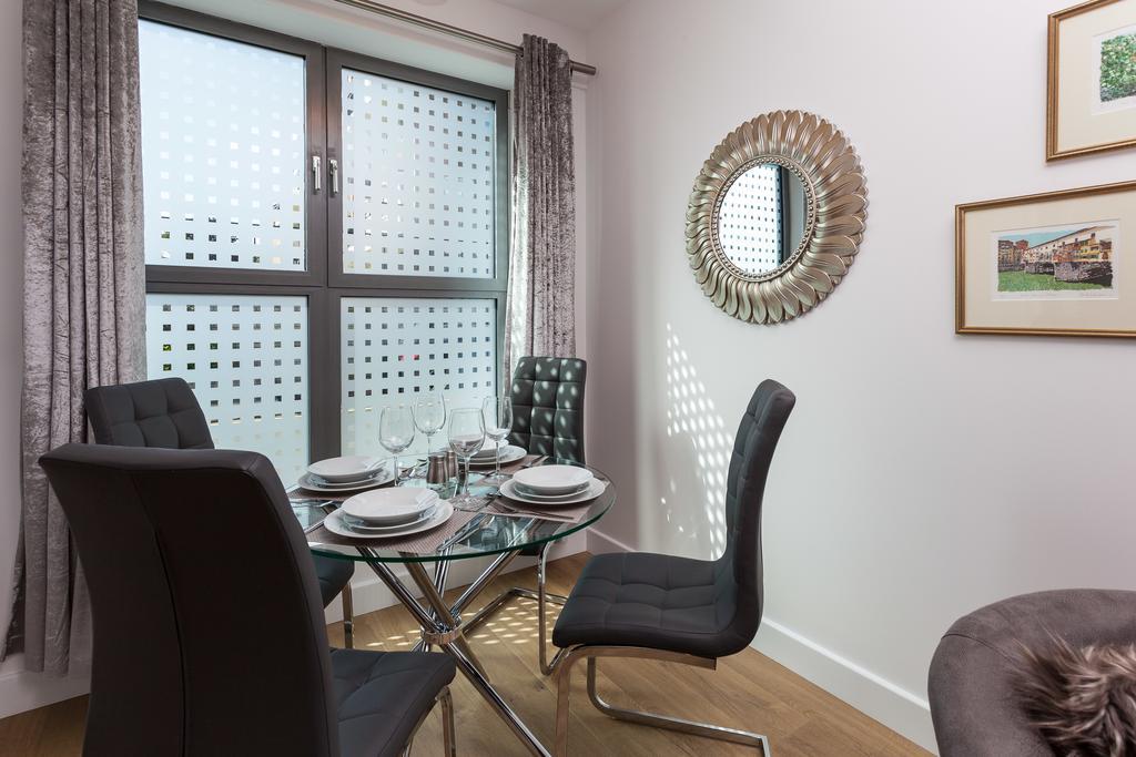 Self-Contained Town Centre One Bedroom Apartments By Helmswood Serviced Apartments Redhill  Eksteriør billede