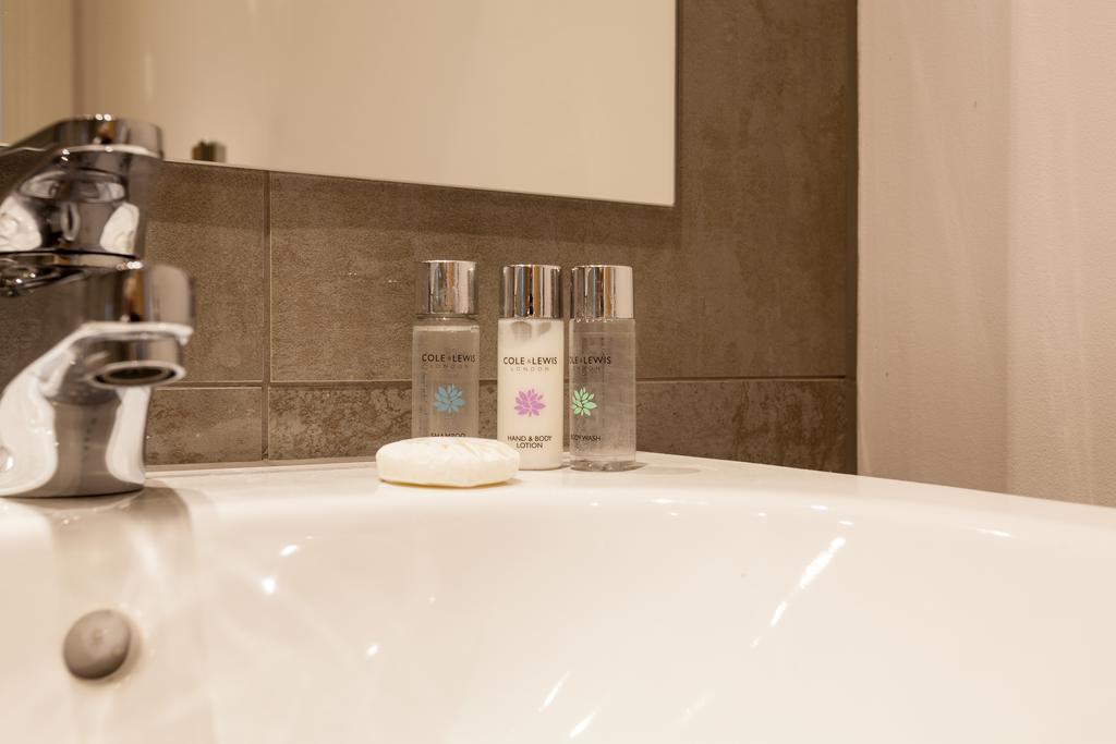 Self-Contained Town Centre One Bedroom Apartments By Helmswood Serviced Apartments Redhill  Eksteriør billede