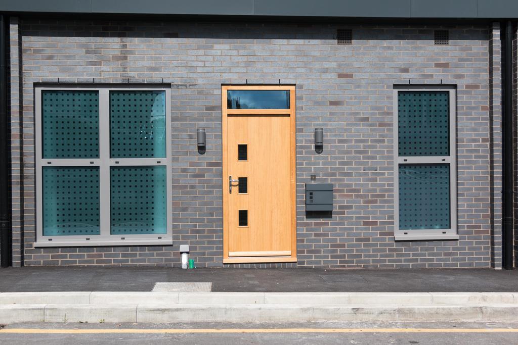 Self-Contained Town Centre One Bedroom Apartments By Helmswood Serviced Apartments Redhill  Eksteriør billede