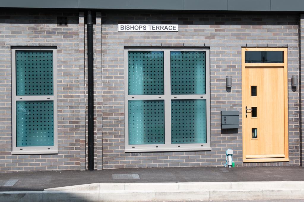 Self-Contained Town Centre One Bedroom Apartments By Helmswood Serviced Apartments Redhill  Eksteriør billede