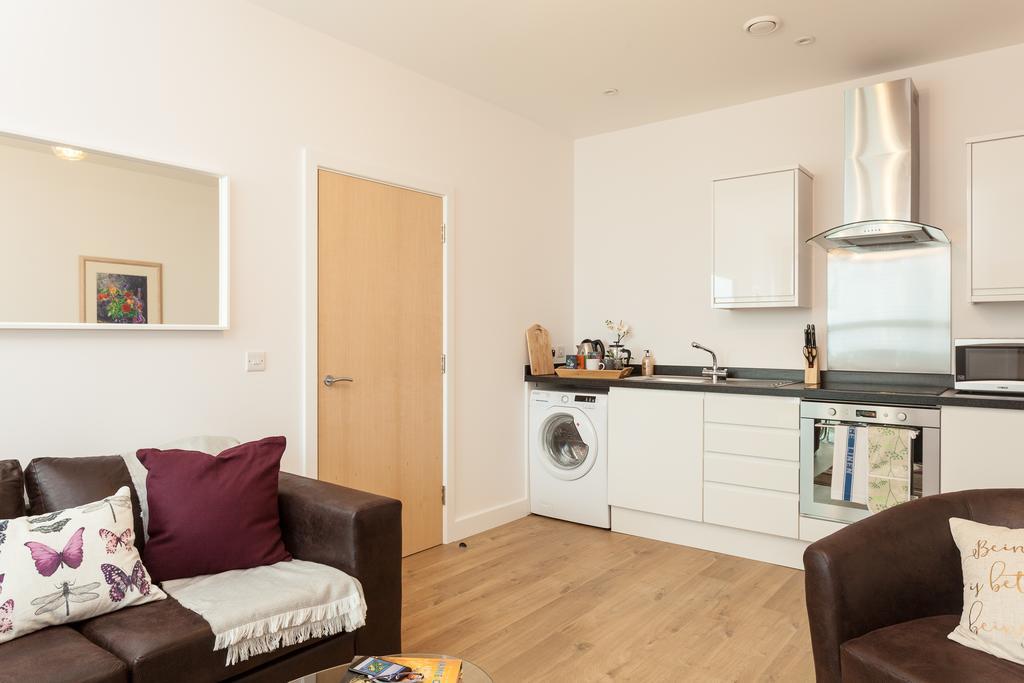 Self-Contained Town Centre One Bedroom Apartments By Helmswood Serviced Apartments Redhill  Eksteriør billede