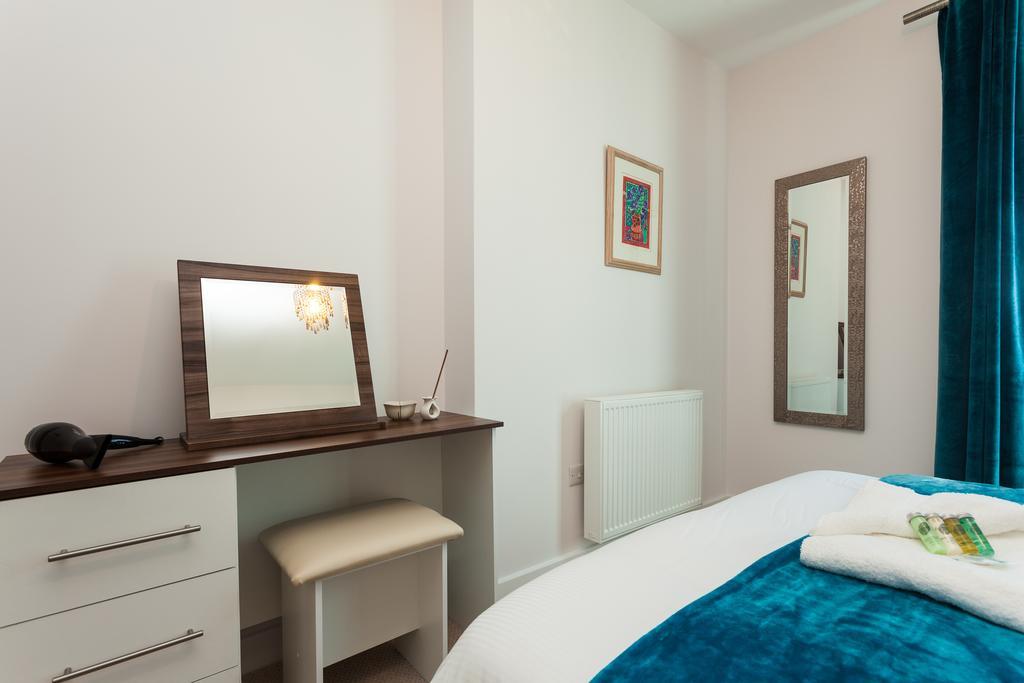 Self-Contained Town Centre One Bedroom Apartments By Helmswood Serviced Apartments Redhill  Eksteriør billede