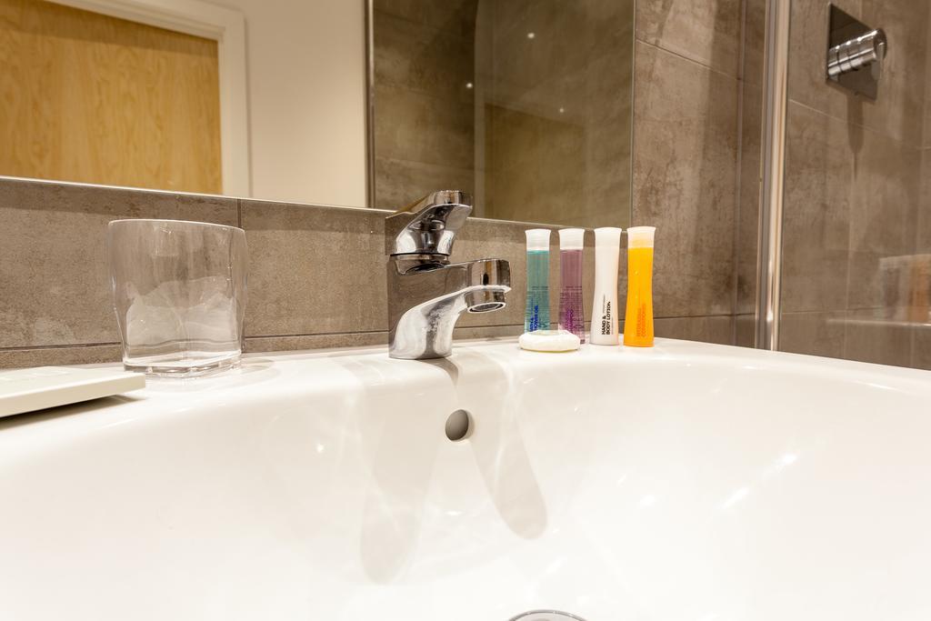 Self-Contained Town Centre One Bedroom Apartments By Helmswood Serviced Apartments Redhill  Eksteriør billede