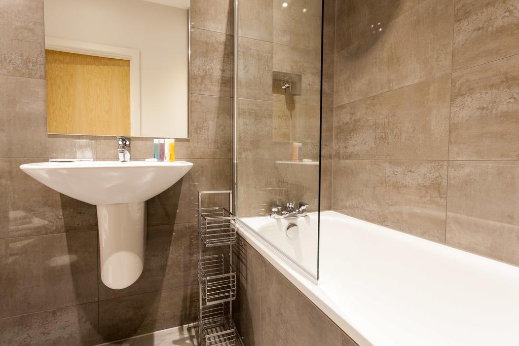 Self-Contained Town Centre One Bedroom Apartments By Helmswood Serviced Apartments Redhill  Eksteriør billede