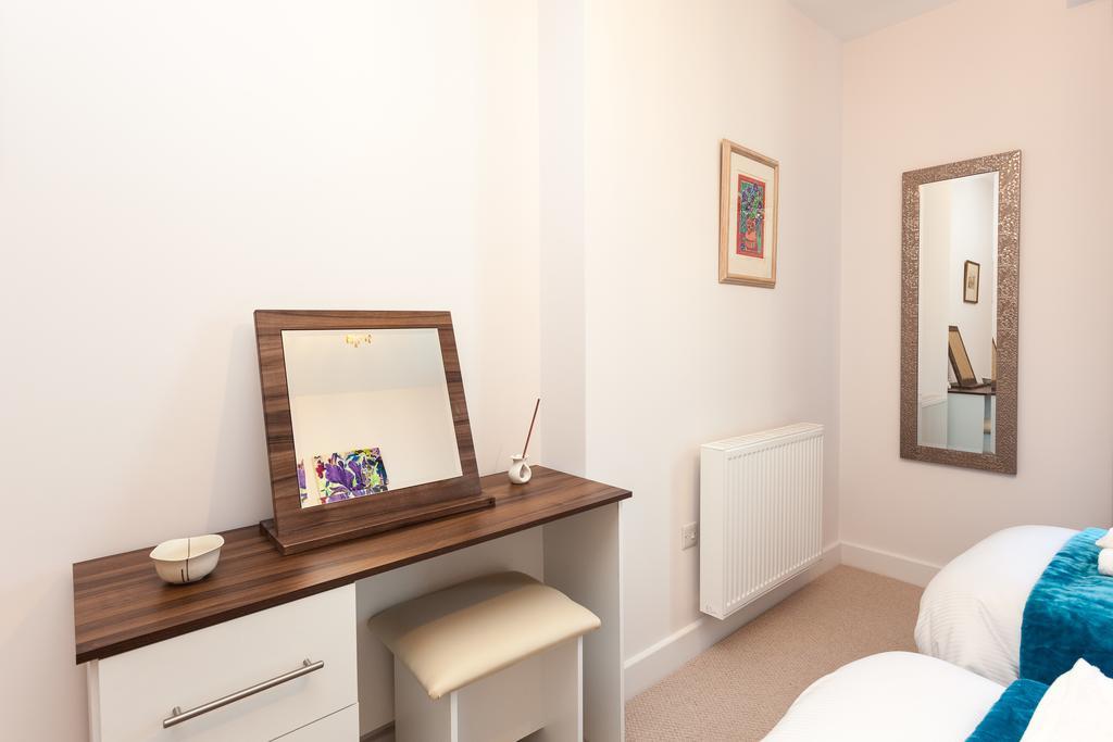 Self-Contained Town Centre One Bedroom Apartments By Helmswood Serviced Apartments Redhill  Eksteriør billede