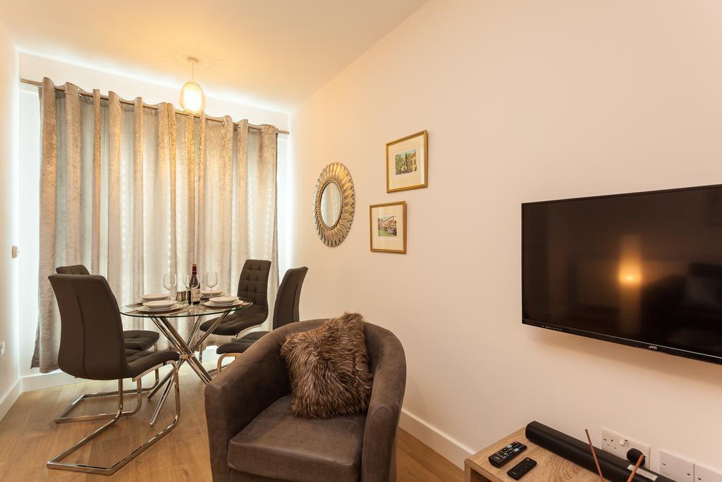 Self-Contained Town Centre One Bedroom Apartments By Helmswood Serviced Apartments Redhill  Eksteriør billede