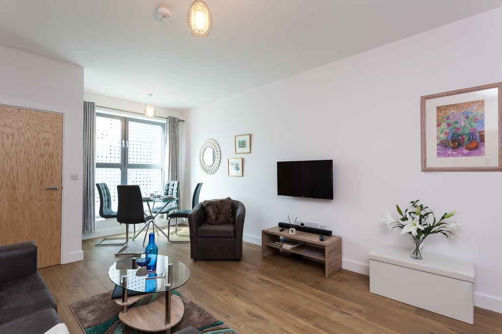 Self-Contained Town Centre One Bedroom Apartments By Helmswood Serviced Apartments Redhill  Eksteriør billede